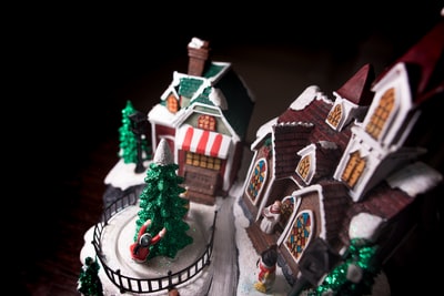 模型的圣诞假期充满教堂,圣诞树,雪人,房子和人
